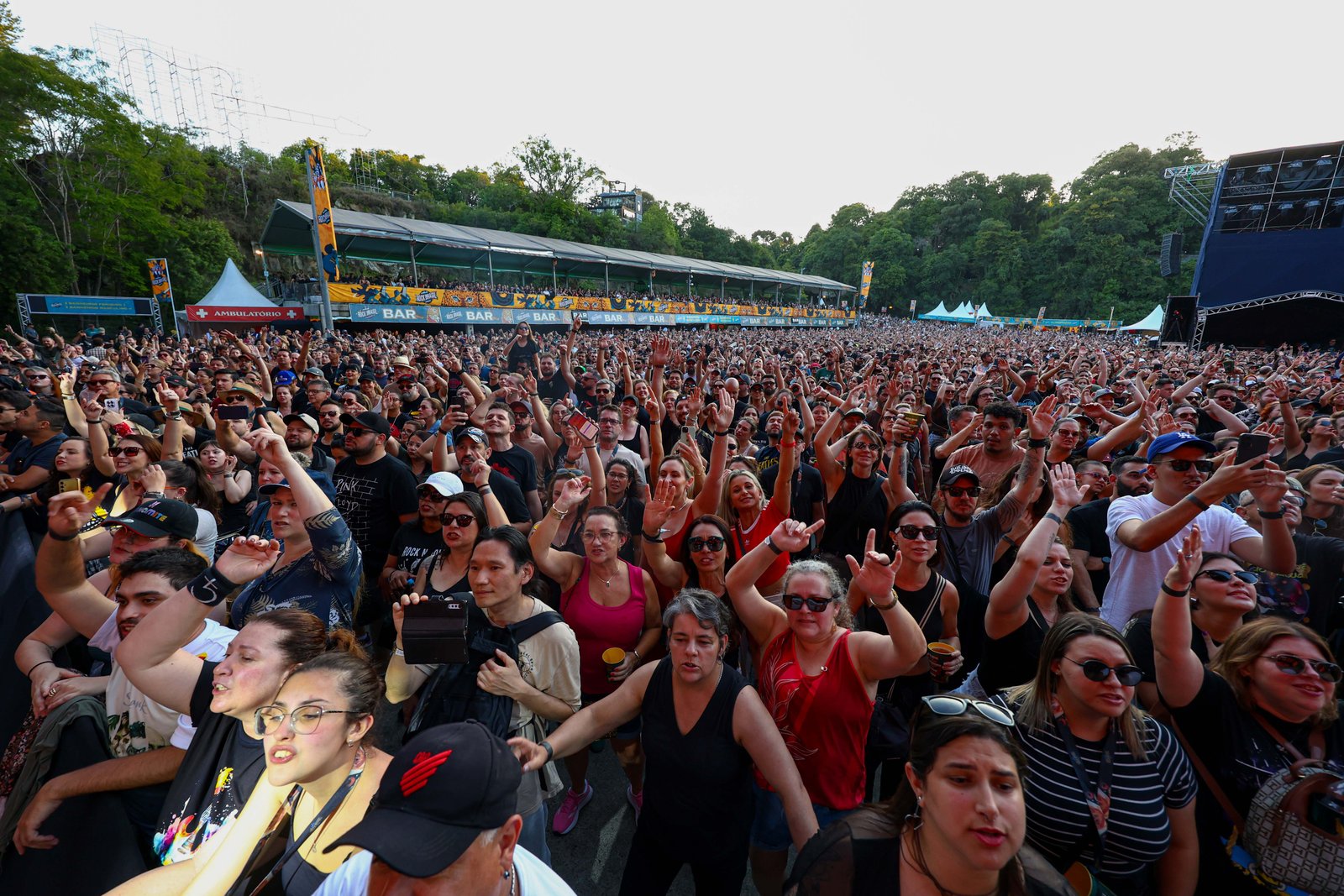 Público na tenda do festival